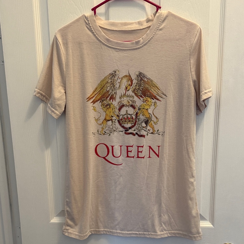 Source Unknown Queen Graphic Tee in Cream with Red and Gold Print